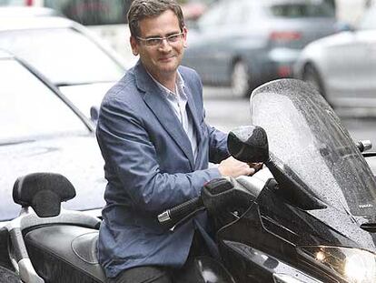 Antonio Basagoiti posa en su moto ante la sede del PP en Bilbao.