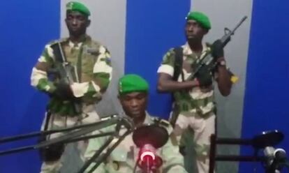 Imagen de televisión de la lectura del comunicado de anuncio del golpe, este lunes en la televisión estatal en Libreville.