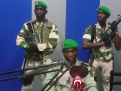 Imagen de televisión de la lectura del comunicado de anuncio del golpe, este lunes en la televisión estatal en Libreville.