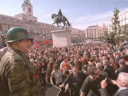 El cantante Javier Gurruchaga, con casco y uniforme militar, durante la recogida de firmas contra la guerra ayer en la Puerta del Sol de Madrid.
