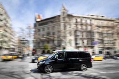 En la imagen una furgoneta VTC en el Paseo de Gracia de Barcelona.  foto: Massimiliano Minocri