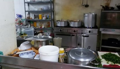 Cocina en el local clausurado en Usera.