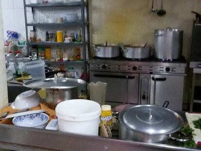 Cocina en el local clausurado en Usera.