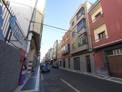 En la imagen, un policía en la entrada del edificio donde se encontraron los dos cadáveres.