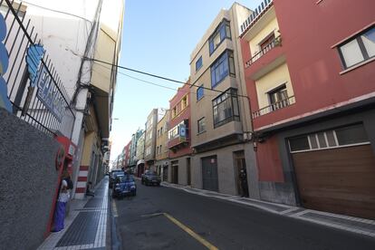 En la imagen, un policía en la entrada del edificio donde se encontraron los dos cadáveres.