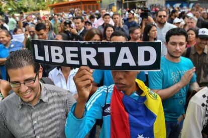 Manifestantes reclaman "libertad" para el pueblo venezolano durante la protestas contra Nicolas Maduro en la plaza Altamira en Caracas
