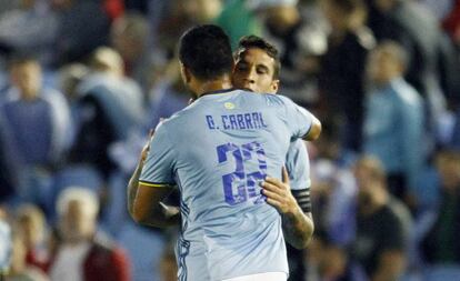 Hugo Mallo y Cabral celebran la victoria del Celta.