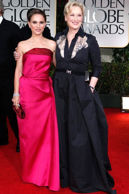 Meryl Streep posa junto a Natalie Portman, esta última con vestido de Lanvin y un bolso de Tiffany & Co.