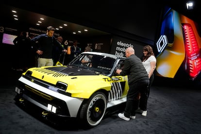 El nuevo Renault 5 Turbo 3E, un vehículo eléctrico de altas prestaciones, expuesto en el Salón de Barcelona 2025.
