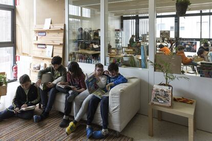 Alumnos leyendo en una escuela de Barcelona