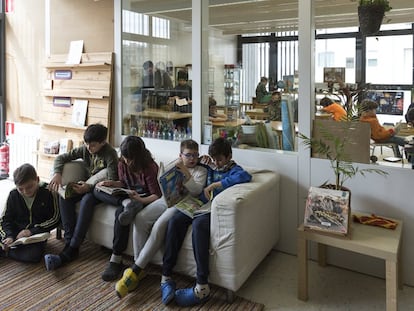 Alumnos leyendo en una escuela de Barcelona.
