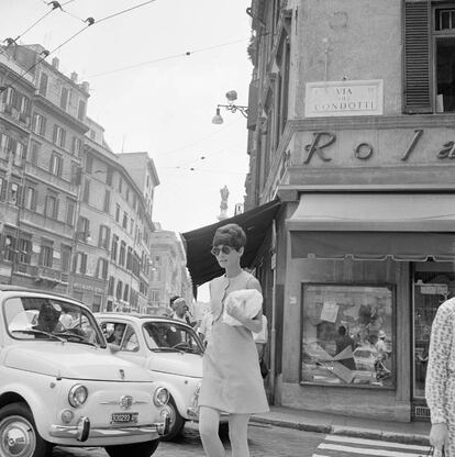 De compras por la ciudad, en 1968.