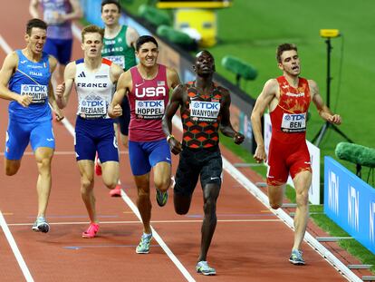 Adrián Ben, por la derecha, se clasifica tras Wanyonyi para la final de 800m