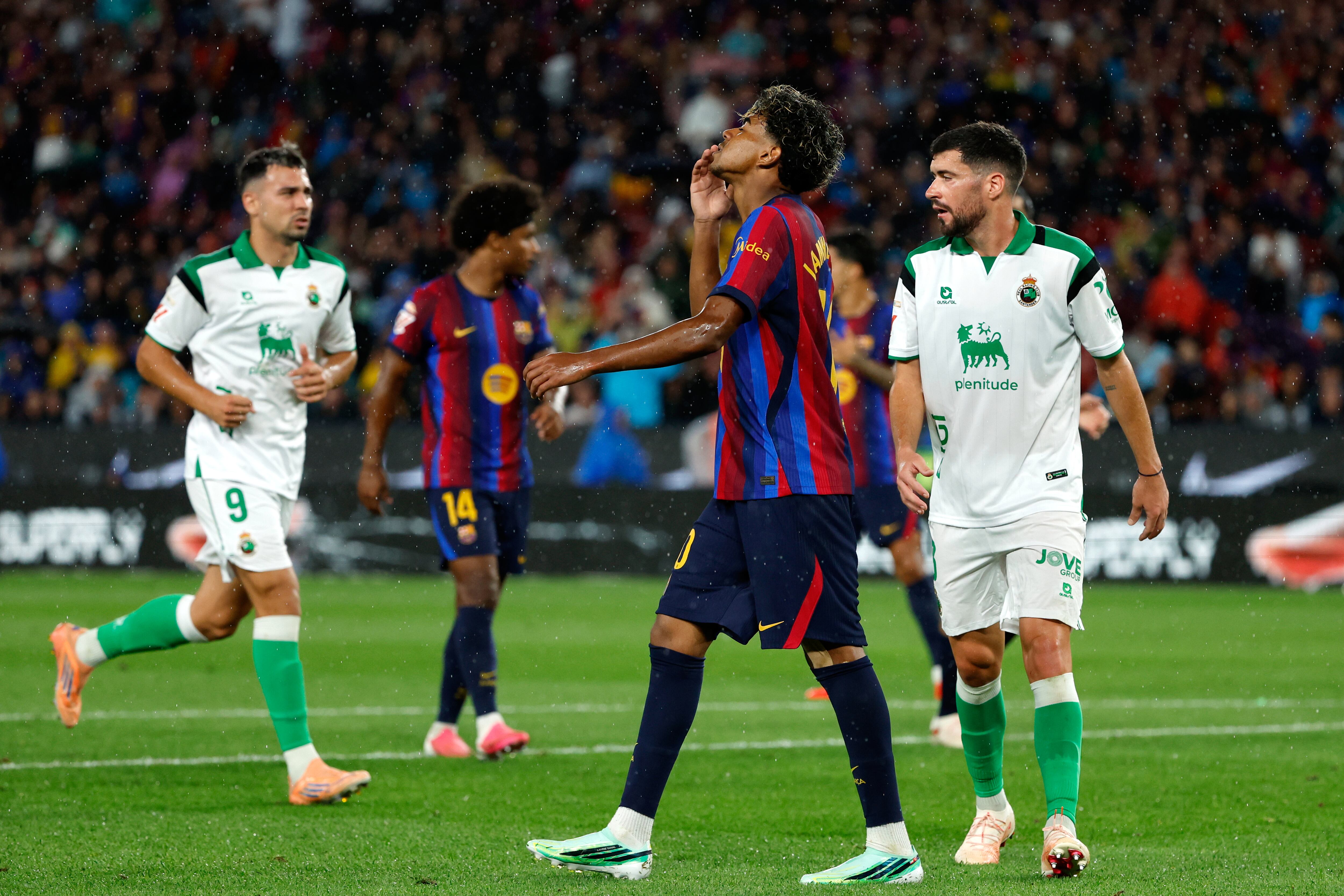 Barcelona - Racing de Santander en directo, el partido de la Liga en vivo | El Barça golea al Racing al descanso