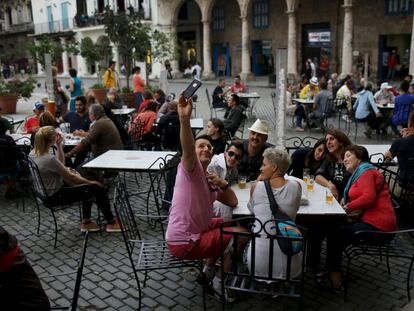 Varios turistas se fotografían un una terraza de La Habana.