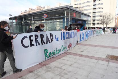 Asociaciones vecinales y ecologistas, durante una marcha el pasado 31 de enero para reclamar al Ayuntamiento de Madrid el cierre de la incineradora de Valdemingómez en 2025, como se comprometió el equipo de Gobierno anterior.