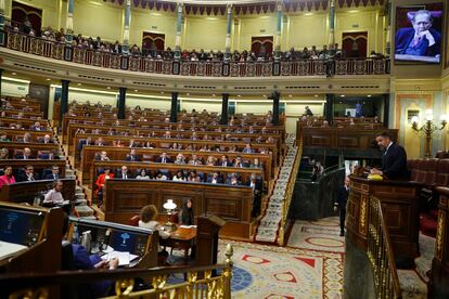 Los diputados siguen el discurso de Santiago Abascal durante la moción de censura. 