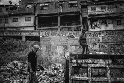 Um casal procura lixo no bairro de Petare, Caracas.