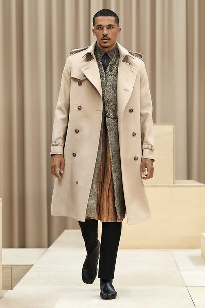 Un modelo del desfile de otoño 2021 de Burberry.