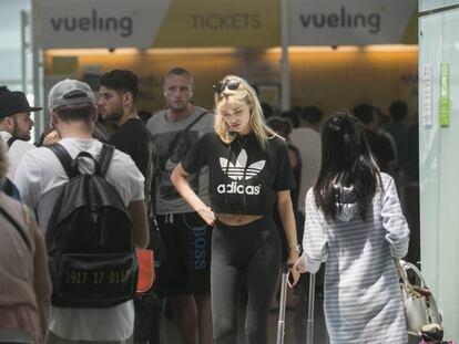 Colas de pasajeros de Vueling en el aeropuerto de El Prat de Barcelona