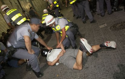 Homem é preso durante protesto contra a Copa, em São Paulo.