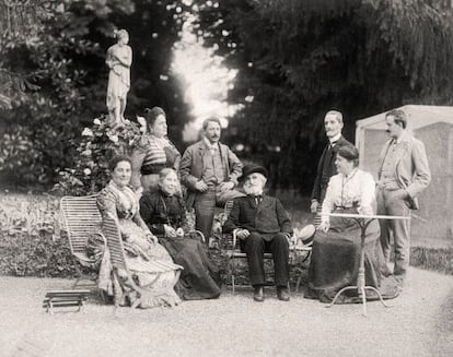 Giuseppe Verdi en Sant’Agata en 1898, con Maria Carrara Verdi, Barberina Strepponi, Giuditta Ricordi, Teresa Stolz, Umberto Campanari, el editor Giulio Ricordi y el pintor Leopoldo Metlicovitz.