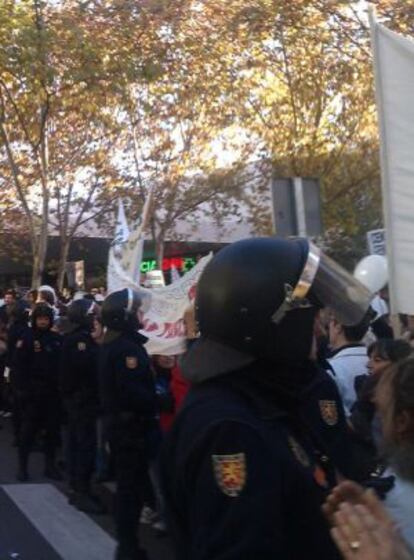 Un cordón policial impide acercarse a la Asamblea.