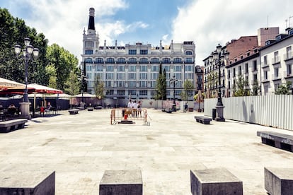 Vista de la plaza de Santa Ana tras la retirada parcial de las vallas de la reforma.