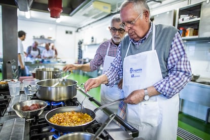 Además de los ingredientes necesarios para preparar las recetas de esta tarde, los participantes han comprado panceta parar cocinar gachas como aperitivo.