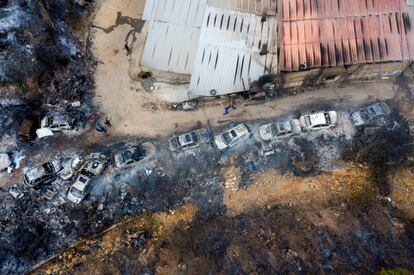 Vista aérea de una hilera de coches incendiados en el área de Al Damour al sur de Beirut (Líbano). Según los informes, 18 personas ingresaron en hospitales para recibir tratamiento después de múltiples incendios forestales que comenzaron el 14 de octubre.
