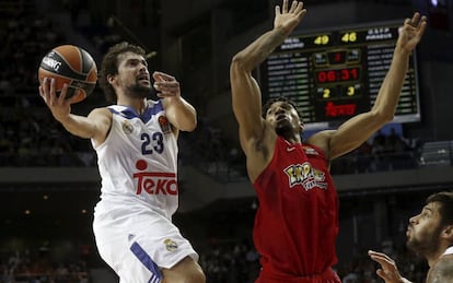 Llull intenta anotar ante Birch.