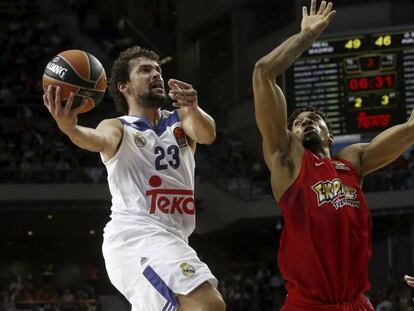 Llull intenta anotar ante Birch.