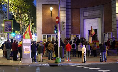 Unos 50 manifestantes rezan el rosario frente a la Parroquia del Inmaculado Corazón de María, previo a la concentración en Ferraz. Jaime Villanueva/El País