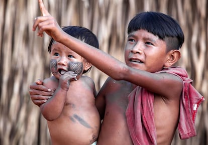 Duas das crianças Arara que residem na aldeia Arado, no Pará.