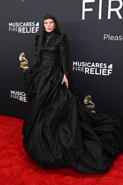 Lady Gaga no se fue con las manos vacías. Se llevó el premio a la mejor interpretación de dúo junto a Bruno Mars por 'Die with a Smile'. Su vestido negro de grandes volúmenes y delicados detalles está firmado por Vivienne Westwood. 