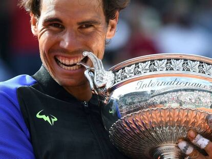 Rafa Nadal, con el trofeo de Roland Garros el pasado junio.