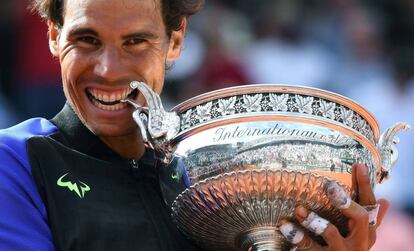 Rafa Nadal, con el trofeo de Roland Garros el pasado junio.