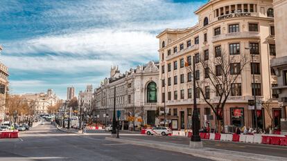 En primer término, a la derecha, el inmueble del número 44 de la calle de Alcála, vendido por Zurich. A continuación, el Banco de España.
