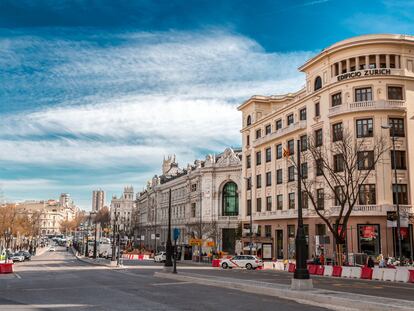 En primer término, a la derecha, el inmueble del número 44 de la calle de Alcála, vendido por Zurich. A continuación, el Banco de España.