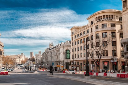 En primer término, a la derecha, el inmueble del número 44 de la calle de Alcála, vendido por Zurich. A continuación, el Banco de España.