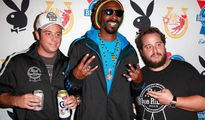 De izquierda a derecha: Evan Metropoulos, Snoop Dogg y Daren Metropoulos, en una fiesta en la mansión Playboy en 2012.