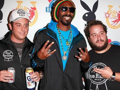 De izquierda a derecha: Evan Metropoulos, Snoop Dogg y Daren Metropoulos, en una fiesta en la mansión Playboy en 2012.
