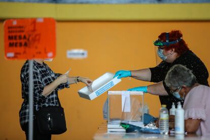 Una mujer vota en las elecciones autonómicas gallegas, en un colegio de Burela.