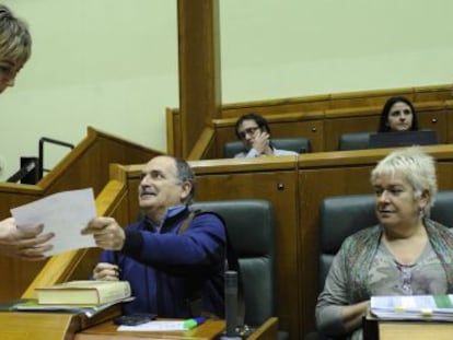 Garbiñe Mendizabal, del PNV, se dirige en la sesión del Parlamento vasco de este viernes a Xabier Isasi y Belén Arrondo, de EH Bildu. 