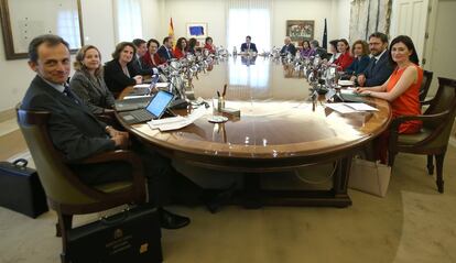 Pedro Sánchez preside la primera reunión del Consejo de Ministros en La Moncloa.