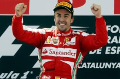 El piloto español de Ferrari Fernando Alonso celebra su victoria en el Gran Premio de España que se celebra en el Circuito de Catalunya en Montmelo (Barcelona).