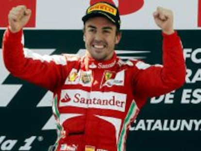 El piloto español de Ferrari Fernando Alonso celebra su victoria en el Gran Premio de España que se celebra en el Circuito de Catalunya en Montmelo (Barcelona).