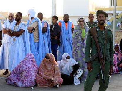 Ciudadanos mauritanos hacen cola para ejercer su derecho a voto, en Nouakchott.