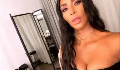 Kim Kardashian luce un collar implantado.