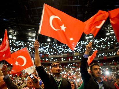 Simpatizantes del primer ministro turco, Reccep Tayyip Erdogan, le aclaman en Colonia